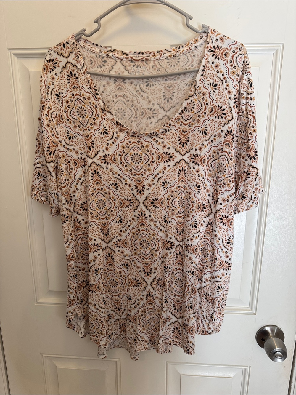 Women's Cream Floral Medallion V-Neck Short Sleeve Top